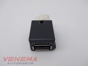 Gebruikte AUX/USB aansluiting Skoda Fabia III (NJ3) 1.0 12V Prijs € 14,99 Margeregeling aangeboden door Venema Autoparts