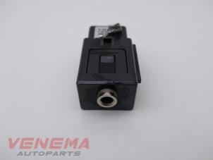 Gebruikte AUX/USB aansluiting Skoda Fabia III (NJ3) 1.0 12V Prijs € 9,99 Margeregeling aangeboden door Venema Autoparts