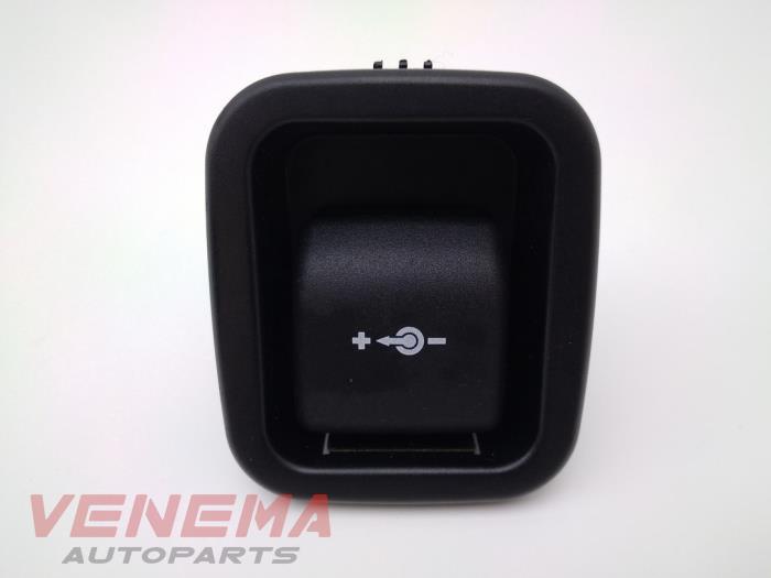 Gebruikte 12 Volt aansluiting BMW 1 serie (F20) 116d 2.0 16V Prijs € 14,99 Margeregeling aangeboden door Venema Autoparts