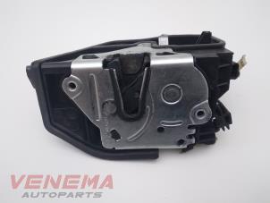 Gebruikte Slotmechaniek Portier 4Deurs links-voor BMW 1 serie (F20) 116d 2.0 16V Prijs € 14,99 Margeregeling aangeboden door Venema Autoparts