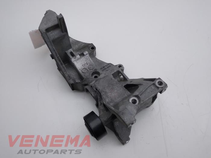 Gebruikte Dynamosteun boven Audi A4 Avant (B8) 2.0 TDI 16V Prijs € 49,99 Margeregeling aangeboden door Venema Autoparts