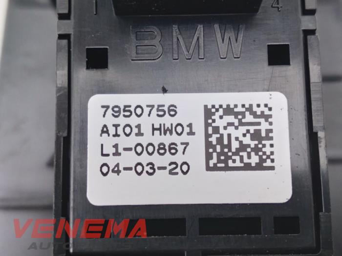 Schakelaar Elektrisch Raam van een BMW 1 serie (F40) 118i 1.5 TwinPower 12V 2021