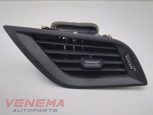 Gebruikte Luchtrooster Dashboard BMW 1 serie (F40) 118i 1.5 TwinPower 12V Prijs € 19,99 Margeregeling aangeboden door Venema Autoparts