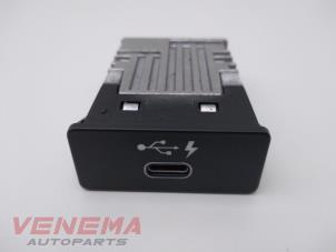 Gebruikte AUX/USB aansluiting BMW 1 serie (F40) 118i 1.5 TwinPower 12V Prijs € 24,99 Margeregeling aangeboden door Venema Autoparts