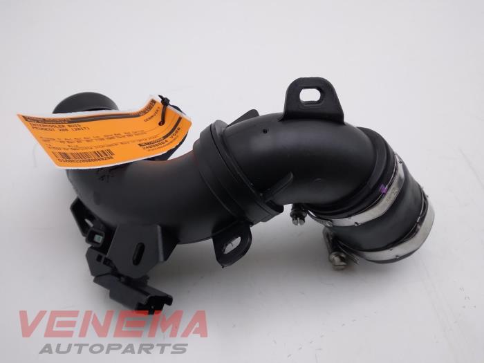 Gebruikte Intercooler Buis Peugeot 208 I (CA/CC/CK/CL) 1.2 12V e-THP PureTech 110 Prijs € 14,99 Margeregeling aangeboden door Venema Autoparts