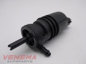 Gebruikte Ruitensproeierpomp achter BMW 1 serie (F20) 116d 2.0 16V Prijs € 9,99 Margeregeling aangeboden door Venema Autoparts