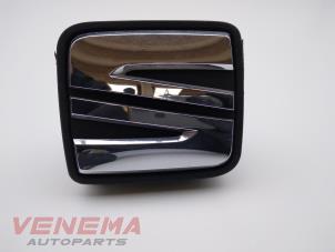 Gebruikte Handgreep Achterklep Seat Leon ST (5FF) 1.6 TDI 16V 4Drive Prijs € 29,99 Margeregeling aangeboden door Venema Autoparts