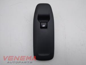 Gebruikte Elektrisch Raam Schakelaar Peugeot 208 I (CA/CC/CK/CL) 1.2 12V e-THP PureTech 110 Prijs € 19,99 Margeregeling aangeboden door Venema Autoparts