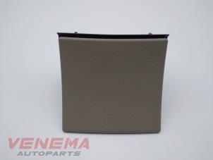 Gebruikte Asbak achter Mercedes C (W204) 1.8 C-200 CGI 16V Prijs € 34,99 Margeregeling aangeboden door Venema Autoparts