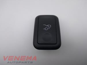 Gebruikte Schakelaar achterklep Mercedes C (W204) 1.8 C-200 CGI 16V Prijs € 9,99 Margeregeling aangeboden door Venema Autoparts