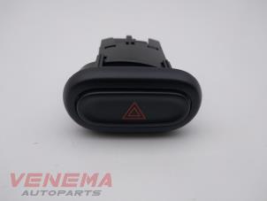 Gebruikte Gevarenlicht Schakelaar Mini Mini (F55) 1.5 12V One Prijs € 9,99 Margeregeling aangeboden door Venema Autoparts