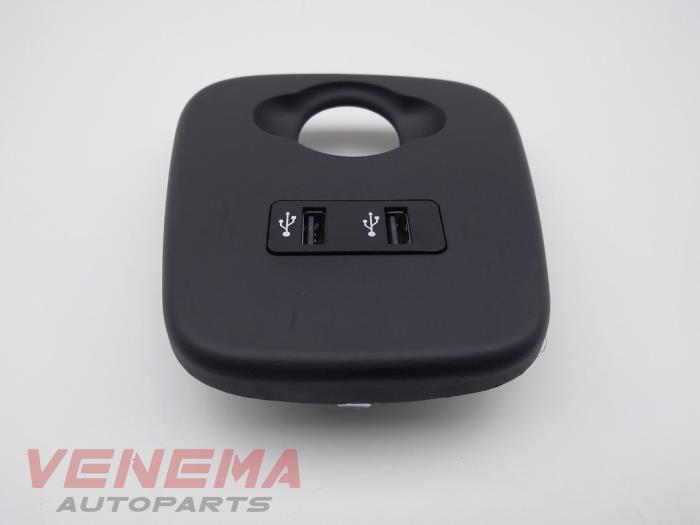 AUX/USB aansluiting van een MINI Mini (F55) 1.5 12V One 2019
