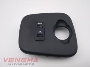 Gebruikte AUX/USB aansluiting Mini Mini (F55) 1.5 12V One Prijs € 24,99 Margeregeling aangeboden door Venema Autoparts