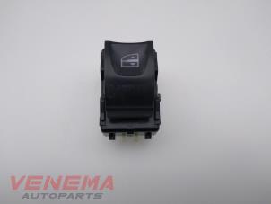 Gebruikte Raam schakelaar elektrisch Renault Clio IV Estate/Grandtour (7R) 1.5 Energy dCi 90 FAP Prijs € 9,99 Margeregeling aangeboden door Venema Autoparts