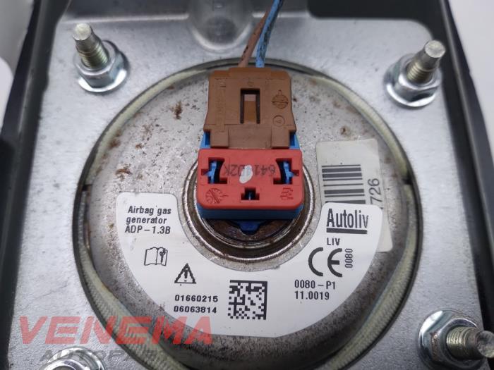 Airbag rechts (Dashboard) van een Renault Clio IV Estate/Grandtour (7R) 1.5 Energy dCi 90 FAP 2014