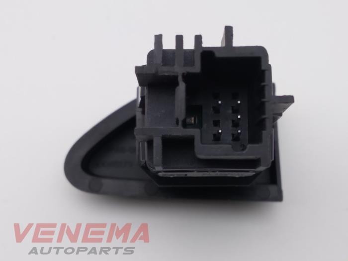 Paniekverlichtings Schakelaar van een Renault Clio IV Estate/Grandtour (7R) 1.5 Energy dCi 90 FAP 2014