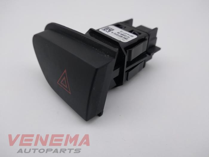 Paniekverlichtings Schakelaar van een Renault Clio IV Estate/Grandtour (7R) 1.5 Energy dCi 90 FAP 2014