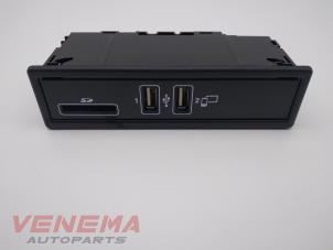 Gebruikte AUX/USB aansluiting Mercedes C (C205) C-300 2.0 Turbo 16V Prijs € 49,99 Margeregeling aangeboden door Venema Autoparts