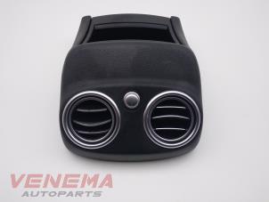 Gebruikte Luchtrooster achter Mercedes C (C205) C-300 2.0 Turbo 16V Prijs € 39,99 Margeregeling aangeboden door Venema Autoparts