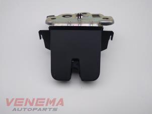 Gebruikte Achterklep Slotmechaniek Skoda Fabia III (NJ3) 1.2 TSI 16V Prijs € 9,99 Margeregeling aangeboden door Venema Autoparts