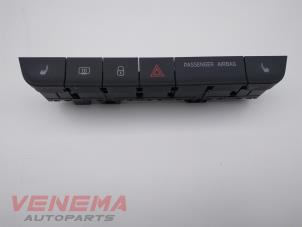 Gebruikte Gevarenlicht Schakelaar Skoda Fabia III (NJ3) 1.2 TSI 16V Prijs € 29,99 Margeregeling aangeboden door Venema Autoparts