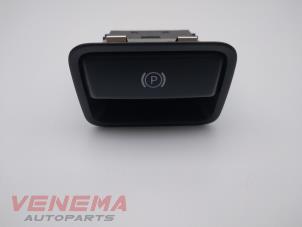 Gebruikte Handrem schakelaar Mercedes A (W176) 1.5 A-160 CDI, A-160d 16V Prijs € 9,99 Margeregeling aangeboden door Venema Autoparts