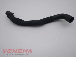 Gebruikte Koelwaterslang Mercedes A (W176) 1.5 A-160 CDI, A-160d 16V Prijs € 14,99 Margeregeling aangeboden door Venema Autoparts