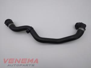 Gebruikte Radiateurslang Mercedes C (C205) C-300 2.0 Turbo 16V Prijs € 9,99 Margeregeling aangeboden door Venema Autoparts