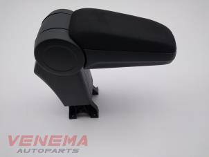 Gebruikte Armleuning Skoda Fabia III (NJ3) 1.2 TSI 16V Prijs € 74,99 Margeregeling aangeboden door Venema Autoparts