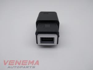 Gebruikte AUX/USB aansluiting Citroen C5 Aircross (A4/AC/AJ/AR) 1.6 Turbo 180 16V Prijs € 19,99 Margeregeling aangeboden door Venema Autoparts