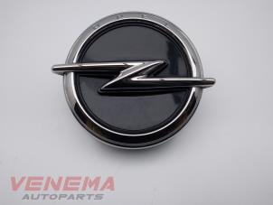 Gebruikte Handgreep Achterklep Opel Corsa F (UB/UH/UP) 1.2 Turbo 12V 130 Prijs € 49,99 Margeregeling aangeboden door Venema Autoparts