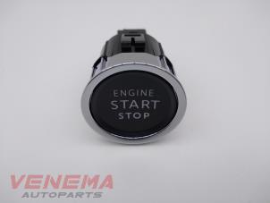 Gebruikte Start/Stop schakelaar Peugeot 208 II (UB/UH/UP) 1.2 Vti 12V PureTech 130 Prijs € 9,99 Margeregeling aangeboden door Venema Autoparts