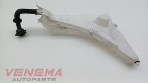 Gebruikte Ruitensproeiertank voor BMW X5 (F15) xDrive 40e PHEV 2.0 Prijs € 49,99 Margeregeling aangeboden door Venema Autoparts