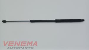 Gebruikte Motorkapdemper links Mercedes ML II (164/4JG) 3.0 ML-280 CDI 4-Matic V6 24V Prijs € 14,99 Margeregeling aangeboden door Venema Autoparts