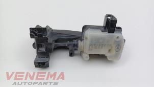 Gebruikte Motor Tankklepvergrendeling Mercedes ML II (164/4JG) 3.0 ML-280 CDI 4-Matic V6 24V Prijs € 19,99 Margeregeling aangeboden door Venema Autoparts