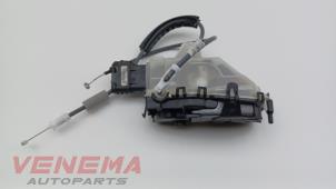 Gebruikte Slotmechaniek Portier 4Deurs links-achter Peugeot 208 II (UB/UH/UP) 1.2 Vti 12V PureTech 100 Prijs € 29,99 Margeregeling aangeboden door Venema Autoparts