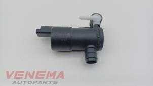 Gebruikte Ruitensproeierpomp voor Peugeot 208 II (UB/UH/UP) 1.2 Vti 12V PureTech 100 Prijs € 14,99 Margeregeling aangeboden door Venema Autoparts