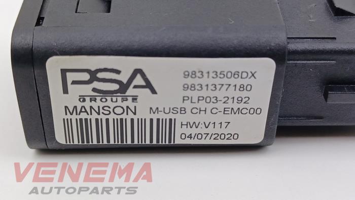 AUX/USB aansluiting van een Peugeot 208 II (UB/UH/UP) 1.2 Vti 12V PureTech 100 2022