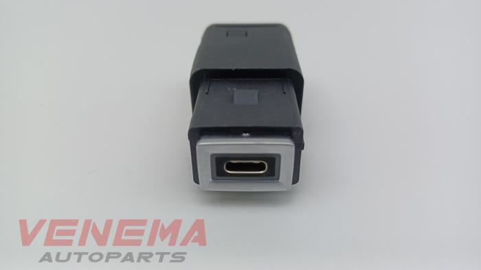 AUX/USB aansluiting van een Peugeot 208 II (UB/UH/UP) 1.2 Vti 12V PureTech 100 2022