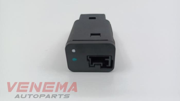 AUX/USB aansluiting van een Peugeot 208 II (UB/UH/UP) 1.2 Vti 12V PureTech 100 2022