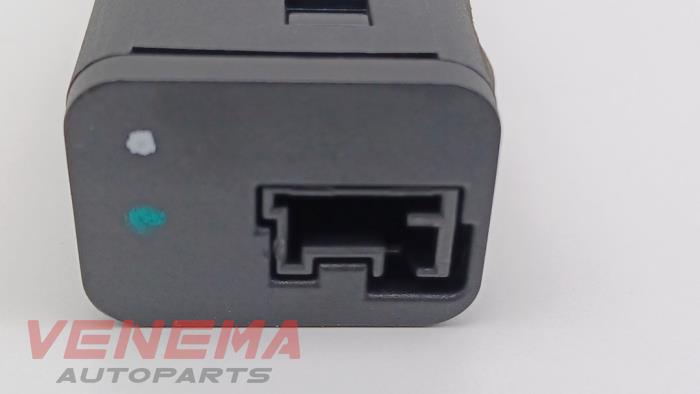 AUX/USB aansluiting van een Peugeot 208 II (UB/UH/UP) 1.2 Vti 12V PureTech 100 2022