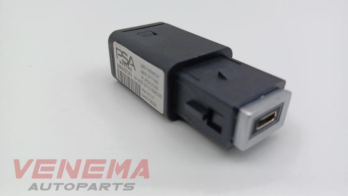 AUX/USB aansluiting van een Peugeot 208 II (UB/UH/UP) 1.2 Vti 12V PureTech 100 2022