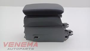 Gebruikte Armleuning Peugeot 208 II (UB/UH/UP) 1.2 Vti 12V PureTech 100 Prijs € 89,99 Margeregeling aangeboden door Venema Autoparts