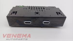 Gebruikte AUX/USB aansluiting Skoda Kamiq 1.0 TSI 12V Prijs € 19,99 Margeregeling aangeboden door Venema Autoparts