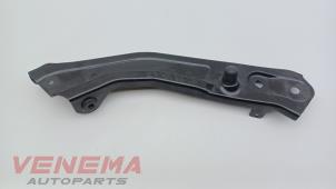 Gebruikte Koplampframe rechts Skoda Kamiq 1.0 TSI 12V Prijs € 14,99 Margeregeling aangeboden door Venema Autoparts