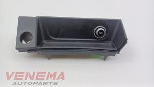 Gebruikte 12 Volt aansluiting Audi A5 Sportback (F5A/F5F) 2.0 TFSI g-tron 16V Prijs € 19,99 Margeregeling aangeboden door Venema Autoparts