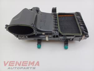 Gebruikte Luchtfilterhuis Mercedes C Estate (S205) C-300d 2.0 Turbo 16V Prijs € 44,99 Margeregeling aangeboden door Venema Autoparts