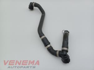 Gebruikte Radiateurslang Mercedes C Estate (S205) C-300d 2.0 Turbo 16V Prijs € 19,99 Margeregeling aangeboden door Venema Autoparts