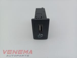 Gebruikte AUX/USB aansluiting Mercedes C Estate (S205) C-300d 2.0 Turbo 16V Prijs € 24,99 Margeregeling aangeboden door Venema Autoparts