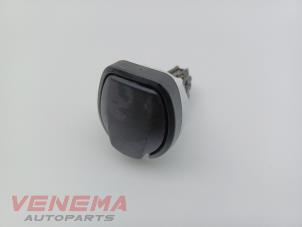 Gebruikte 12 Volt aansluiting Mercedes C Estate (S205) C-300d 2.0 Turbo 16V Prijs € 9,99 Margeregeling aangeboden door Venema Autoparts